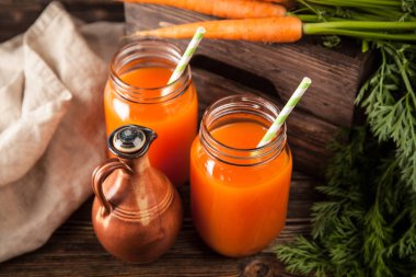 Taze organik havuç suyu