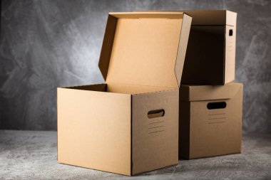 Gri zemin üzerine karton kutu