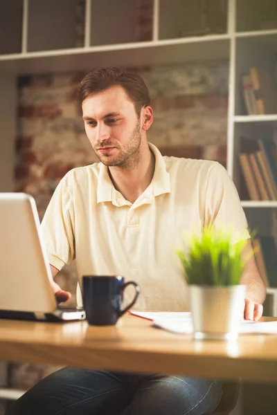 Jovem com um laptop — Fotografia de Stock