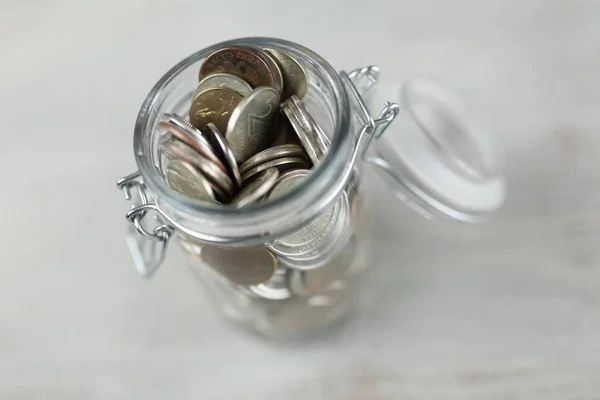Mynt i en glasburk — Stockfoto