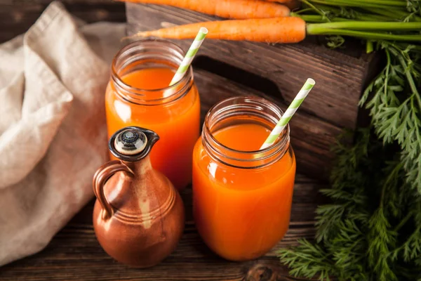 Taze organik havuç suyu