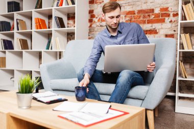 genç adam bir dizüstü bilgisayar ile