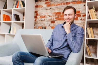 genç adam bir dizüstü bilgisayar ile