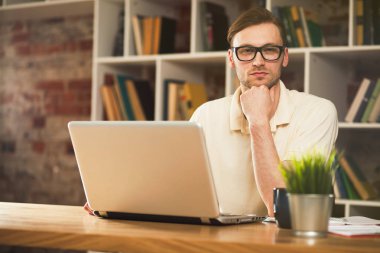 genç adam bir dizüstü bilgisayar ile