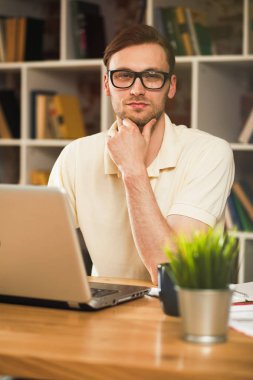 genç adam bir dizüstü bilgisayar ile