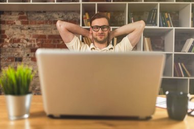 genç adam bir dizüstü bilgisayar ile