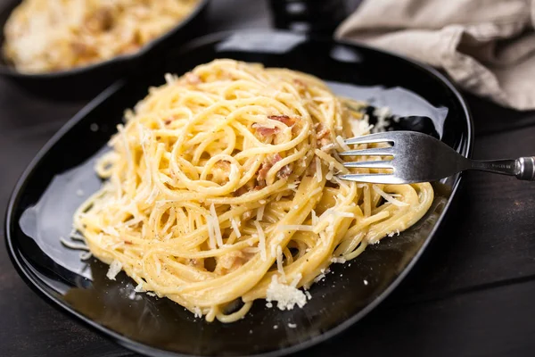 Spaghetti carbonara con huevo y panceta — Foto de Stock