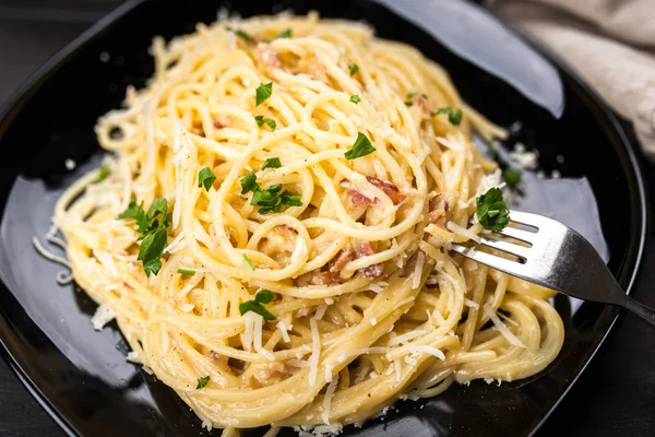 Spaghetti carbonara con huevo y panceta — Foto de Stock