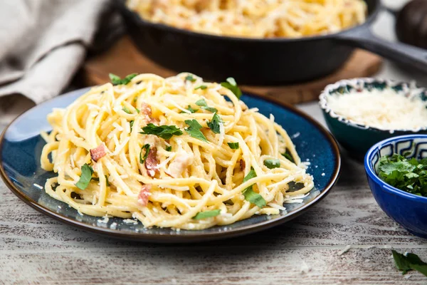 Spaghetti carbonara con huevo y panceta — Foto de Stock