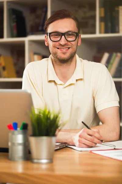 Ung man med en bärbar dator — Stockfoto