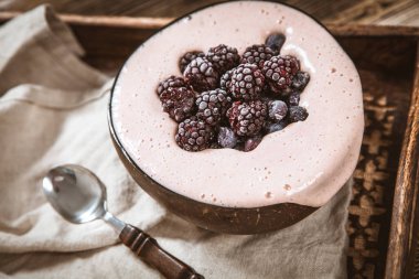 Vegan güzel krem muz ve çilek ile