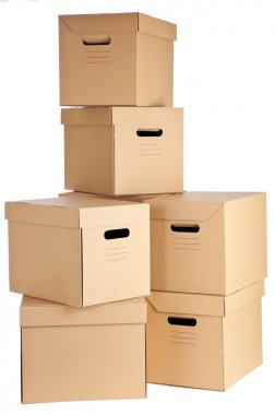 Beyaz arkaplanda karton kutular