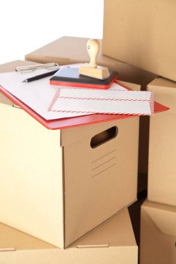 Beyaz arkaplanda karton kutu