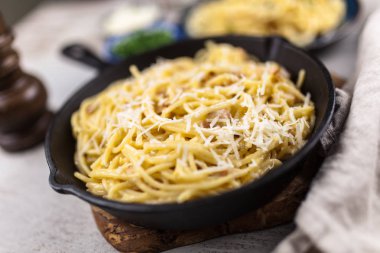 Spagetti carbonara pancetta ve yumurta ile