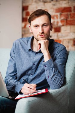 genç adam bir dizüstü bilgisayar ile