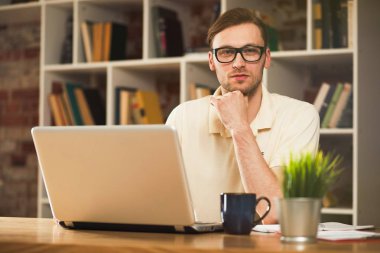 genç adam bir dizüstü bilgisayar ile