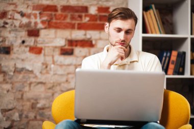 genç adam bir dizüstü bilgisayar ile