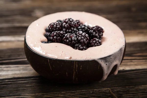 Vegano crema agradable con plátano y bayas — Foto de Stock