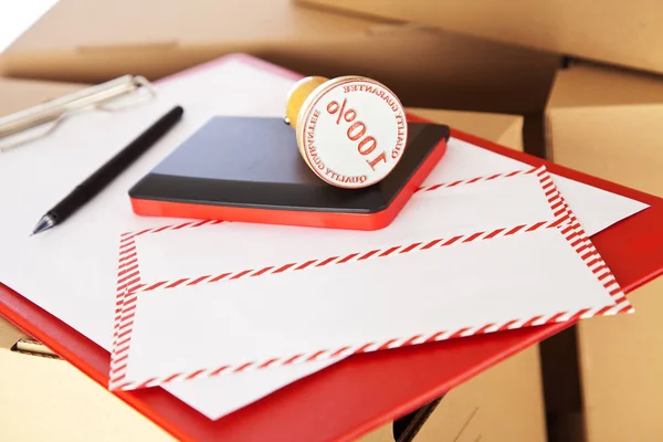 Karton kutular üzerinde posta zarf — Stok fotoğraf