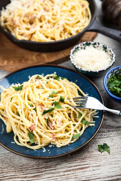 Spaghetti carbonara con huevo y panceta — Foto de Stock