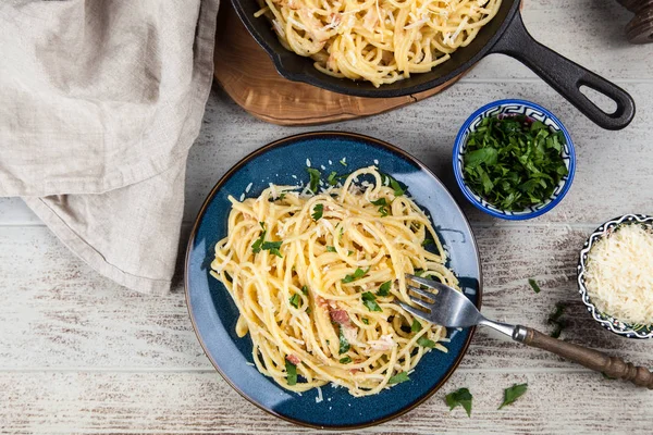 Spaghetti carbonara con huevo y panceta — Foto de Stock