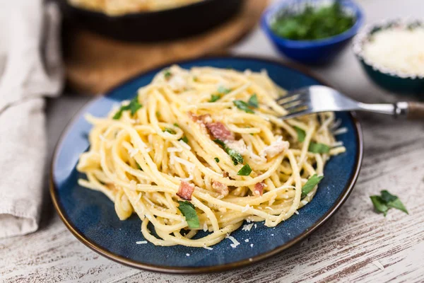 Spaghetti carbonara con huevo y panceta — Foto de Stock