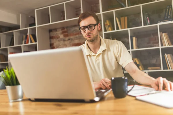 Jovem com um laptop — Fotografia de Stock