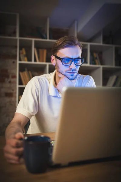 Junger Mann mit Laptop — Stockfoto