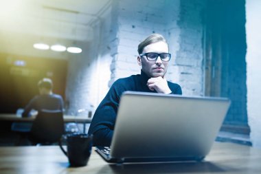 genç adam bir dizüstü bilgisayar ile