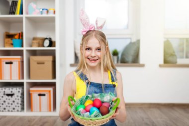 Paskalya yumurtaları tutan genç kız