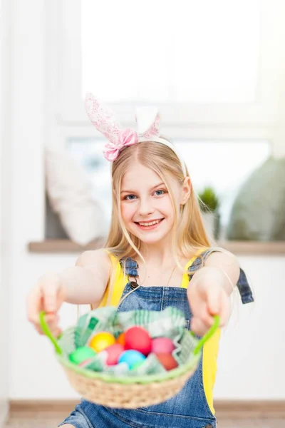 Menina adolescente segurando ovos de Páscoa — Fotografia de Stock