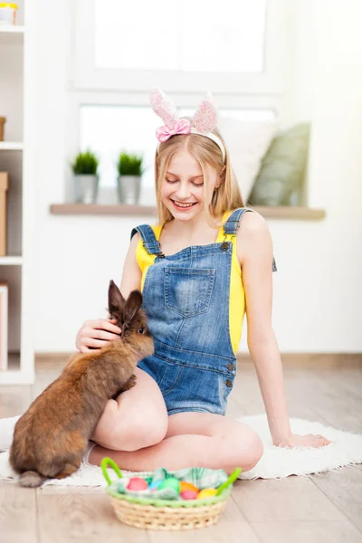 Teenage girl holding Easter eggs — Stock Photo, Image