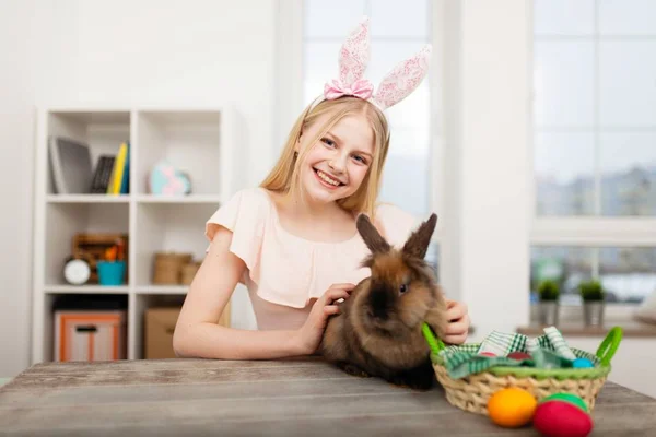 Tinédzser girl gazdaság húsvéti tojás — Stock Fotó