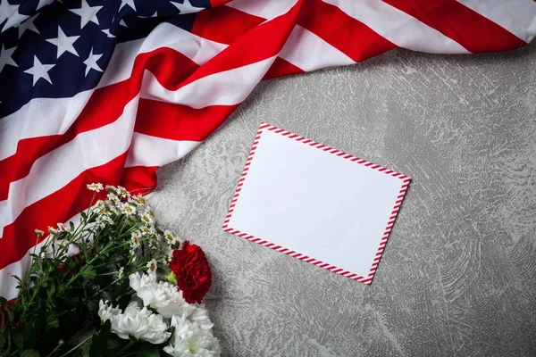 Drapeau des États-Unis sur fond gris — Photo