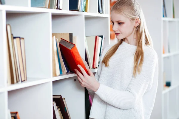 Adolescente en una biblioteca —  Fotos de Stock