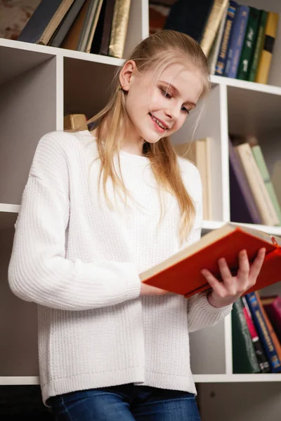 Tiener meisje in een bibliotheek — Stockfoto