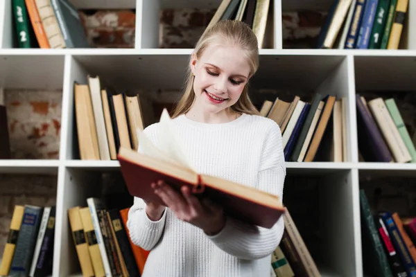 Tonårig flicka i ett bibliotek — Stockfoto