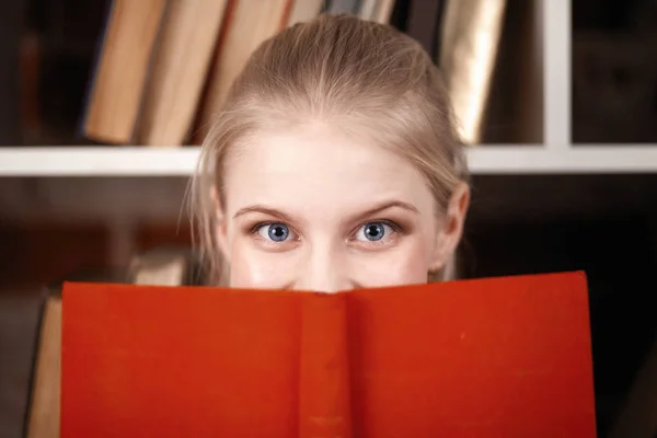 Tiener meisje in een bibliotheek — Stockfoto