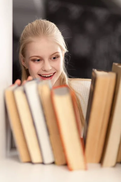 Tiener meisje in een bibliotheek — Stockfoto