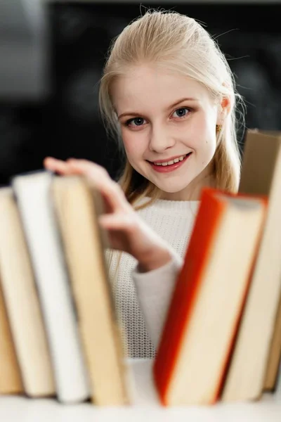 Tiener meisje in een bibliotheek — Stockfoto