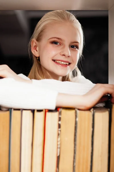 Adolescente em uma biblioteca — Fotografia de Stock