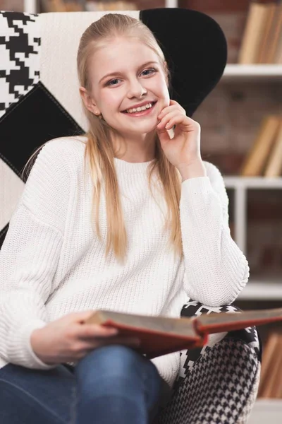 Adolescente dans une bibliothèque — Photo