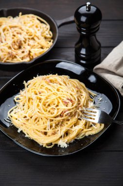 Spagetti carbonara pancetta ve yumurta ile
