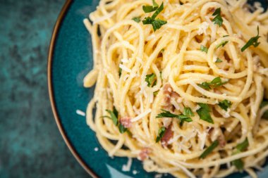 Spagetti carbonara pancetta ve yumurta ile
