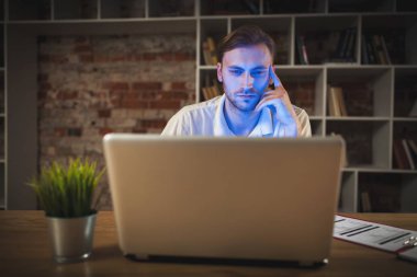 genç adam bir dizüstü bilgisayar ile