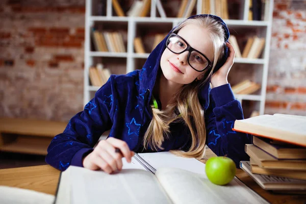 Tonårig flicka i ett bibliotek — Stockfoto