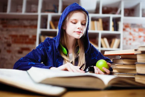 Tiener meisje in een bibliotheek — Stockfoto