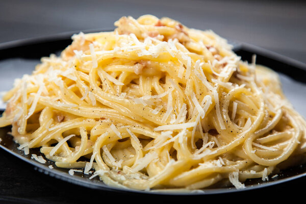 Спагетти карбонара с яйцом и панчеттой
