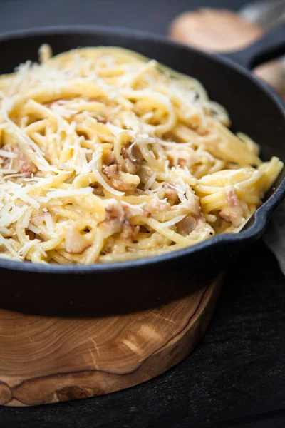 Spaghetti carbonara with egg and pancetta — Stock Photo, Image