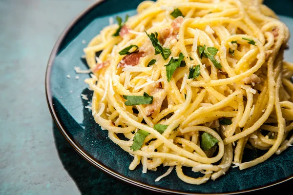 Spaghetti carbonara con huevo y panceta — Foto de Stock